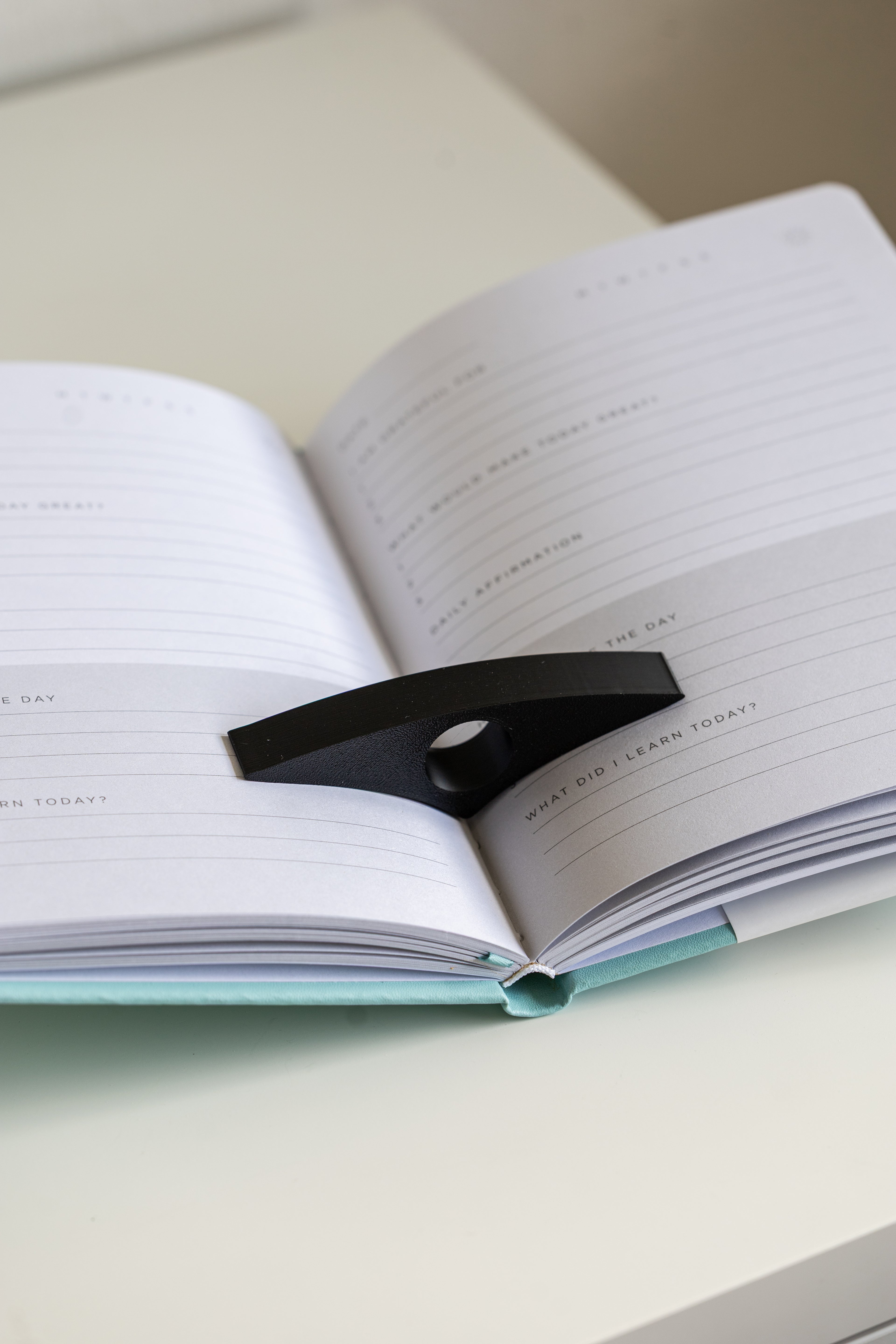 Buchseitenhalter – Bequemer Daumenhalter für Bücher