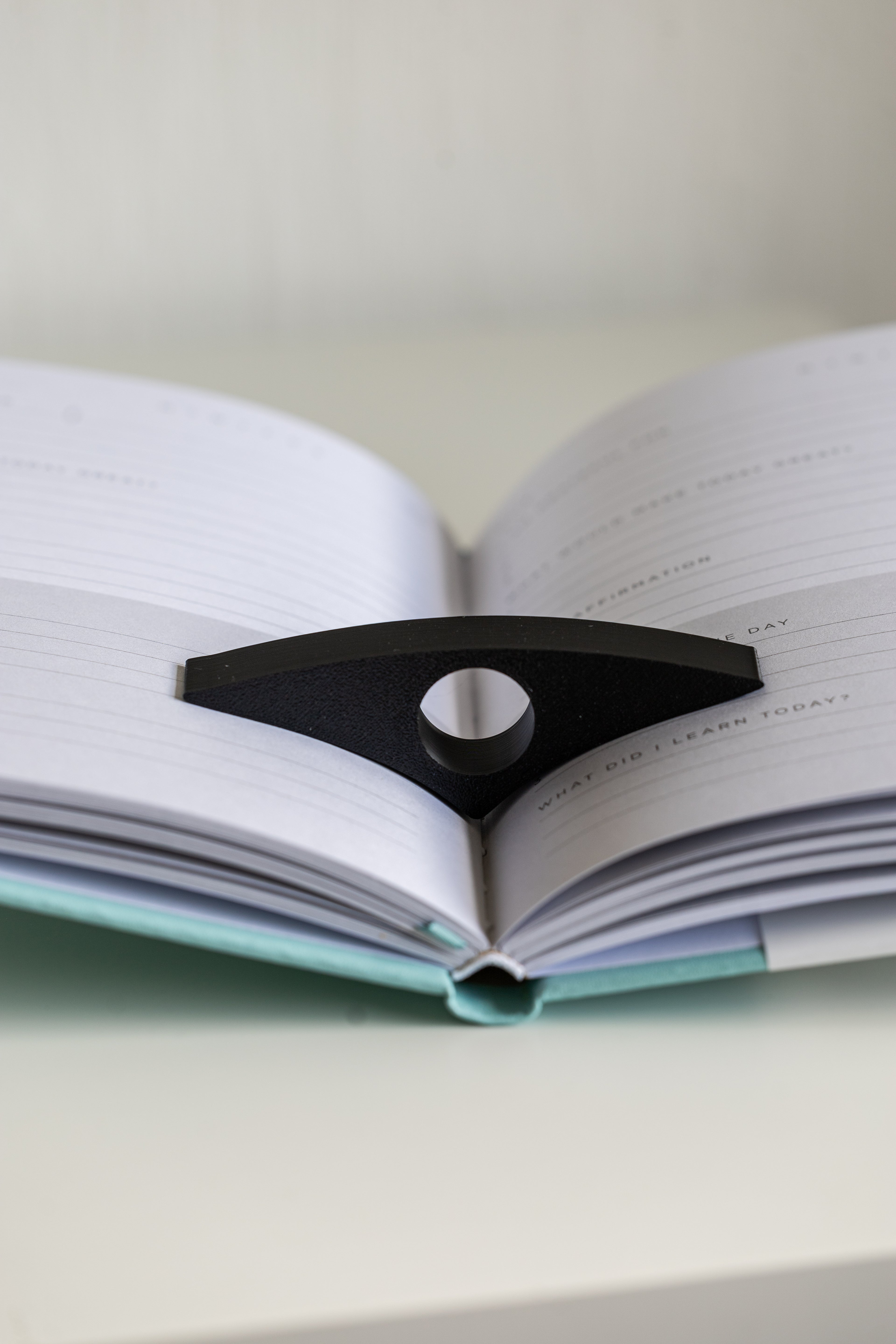 Buchseitenhalter – Bequemer Daumenhalter für Bücher