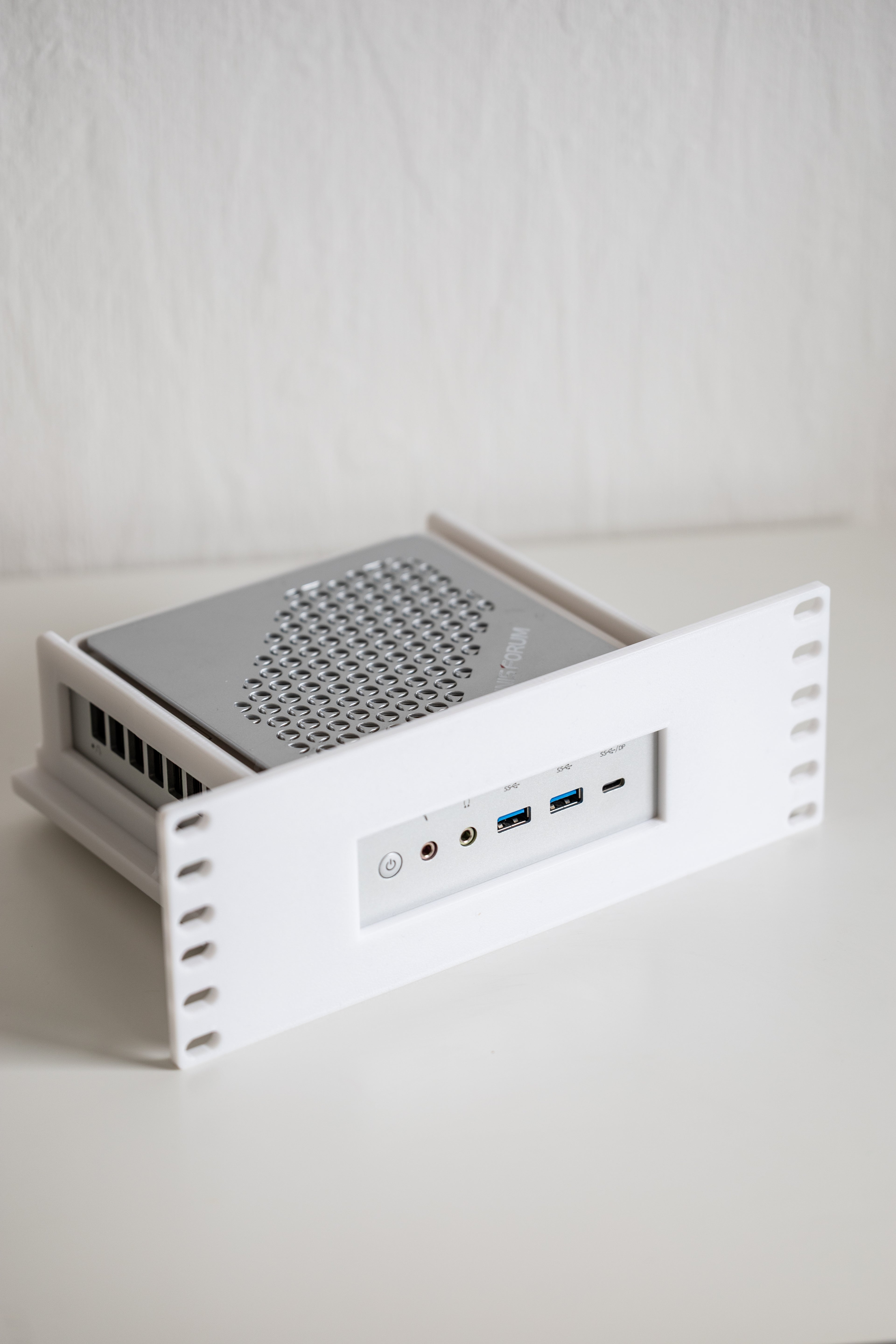2HE Halterung für MinisForum HM90 – 19 Zoll & 10 Zoll Mini PC Halterung