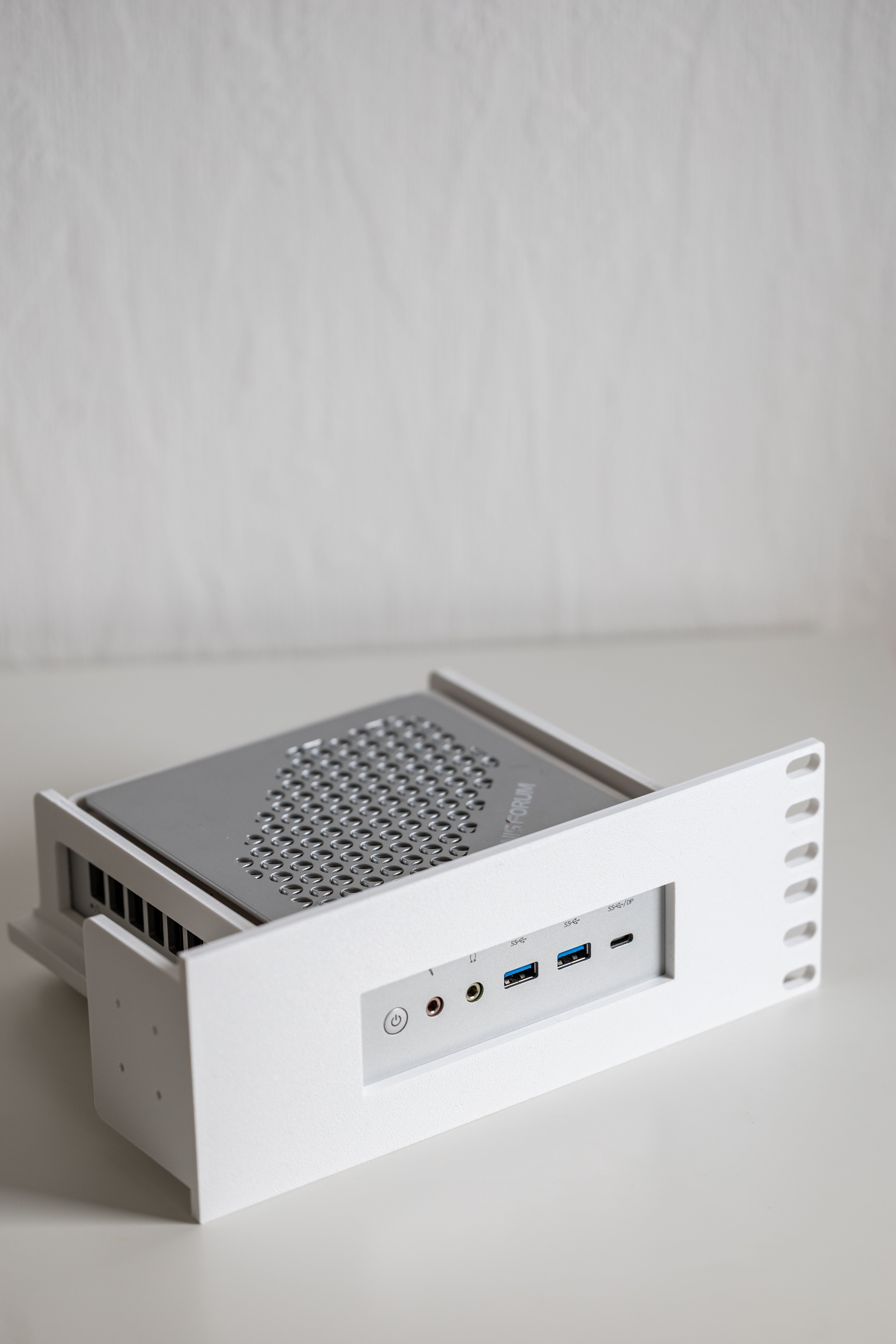 2HE Halterung für MinisForum HM90 – 19 Zoll & 10 Zoll Mini PC Halterung